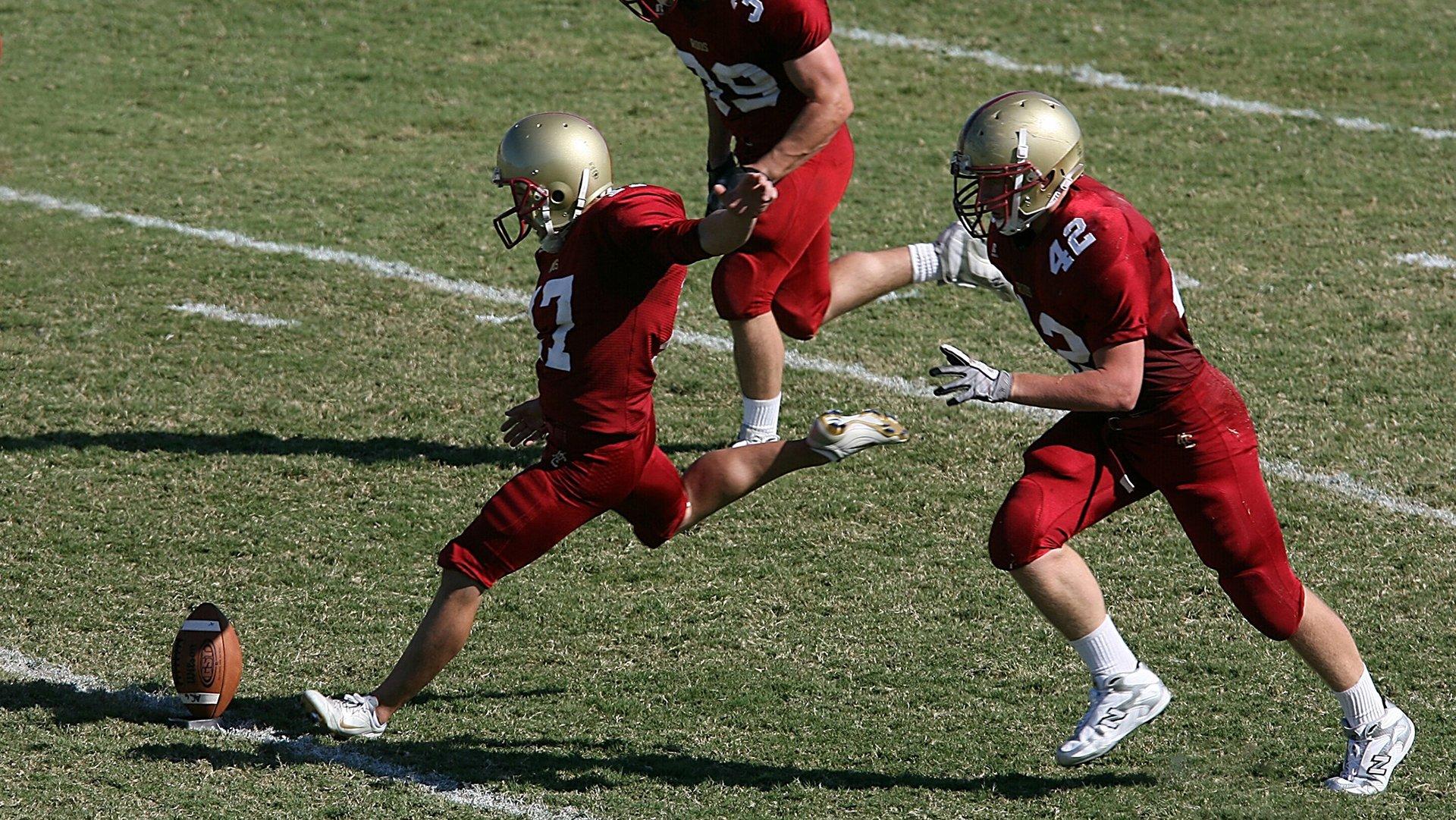 中国足坛连发离奇事件，官员怒砸板凳、大巴迷途、球童意外冲场引热议